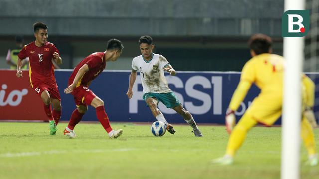Foto: Aksi Dansa Marselino Ferdinan dan Ronaldo Kwateh Yang Membuat Vietnam Kerepotan