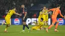 Selebrasi kemenangan para pemain Borussia Dortmund tak lama setelah wasit meniup peluit akhir pertandingan pada laga leg kedua semifinal Liga Champions 2023/2024 menghadapi PSG di Parc des Princes Stadium, Paris, Rabu (7/5/2024). (AP Photo/Lewis Joly)