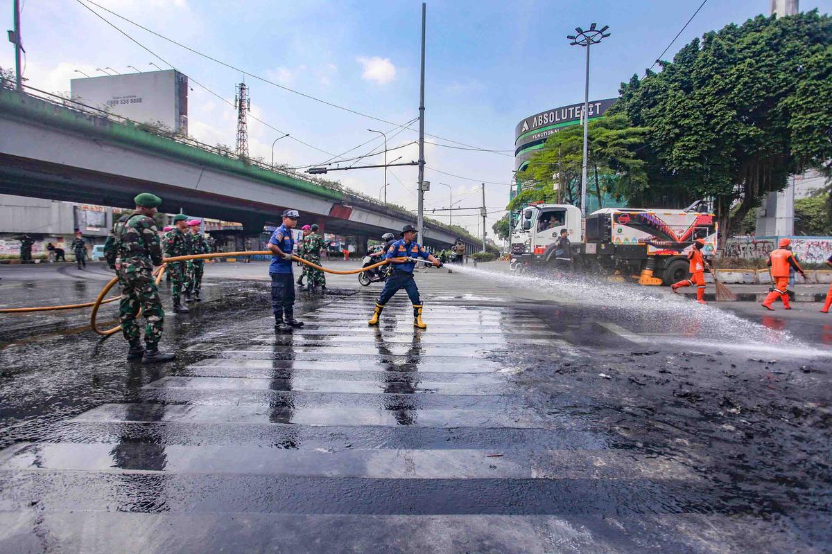 FOTO: TNI dan Aparat Gabungan Bersihkan Sisa Kerusuhan di Kwitang