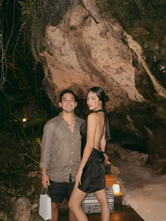 Pada kesempatan ini, ia bersama sang kekasih merayakan dengan makan malam romantis di dalam goa pinggir pantai.