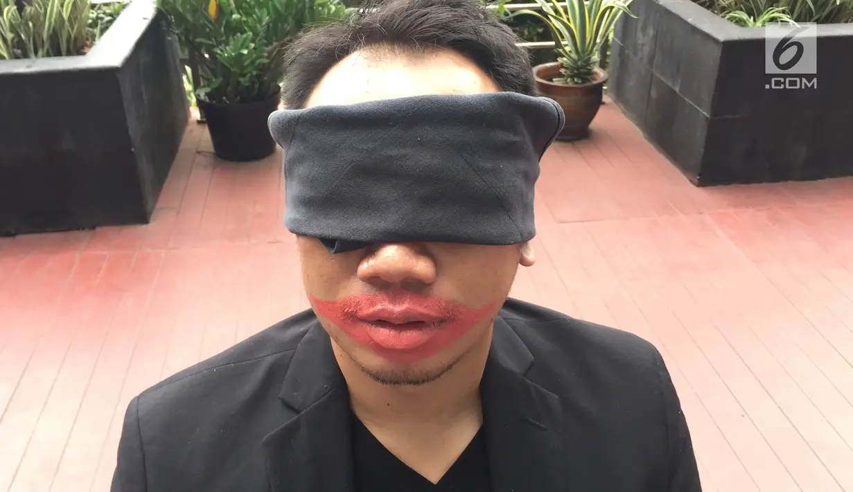 Vicky Prasetyo ditutup matanya saat mengikuti rangkaian acara 'Bridal Shower' di Jakarta, Kamis (25/1). Acara tersebut digelar sebelum menyambut resepsi pernikahan mereka pada Februari 2018. (Liputan6.com/Immanuel Antonius)