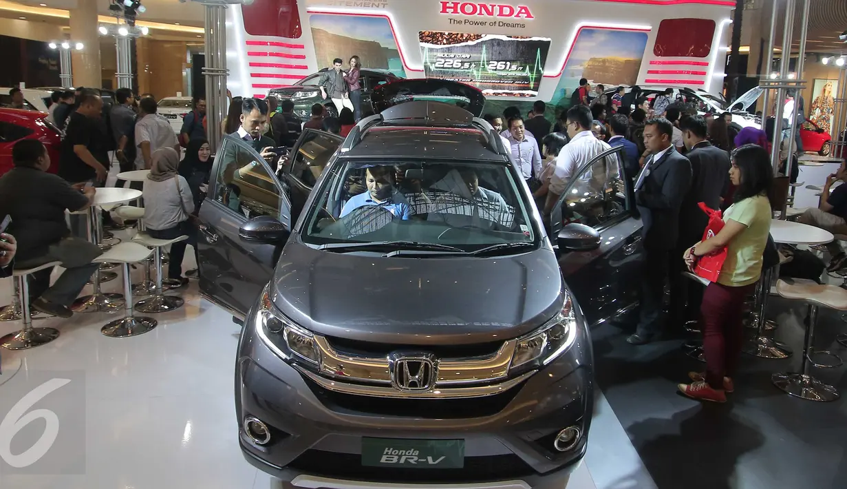 Pengunjung mencoba Honda BR-V di Jakarta. (2/12). Harga Honda BR-V Type E Prestige CVT Rp 261,5 juta, Type E MT Rp 236,5 juta, Type E CVT Rp 246,5 juta, dan Type S MT Rp 226,5 juta ini harga on the road wilayah Jakarta . (2/12).(Liputan6.com/Angga Yuniar)