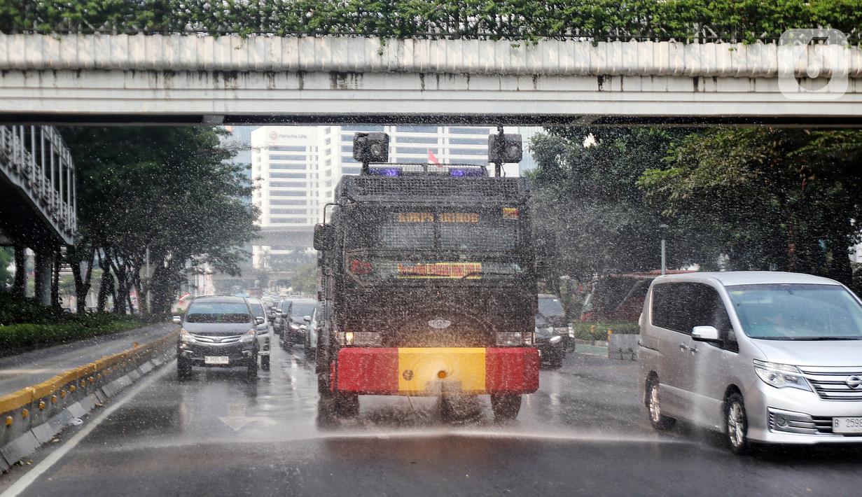 Kegiatan penyemprotan jalan protokol ini dilakukan untuk mewujudkan Kota Jakarta yang lebih cantik, bersih, dan sehat. (Liputan6.com/Angga Yuniar)
