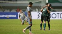Pemain Persikabo 1973, Gustavo Tocantins dan Gilang Ginarsa merayakan kemenangan atas Persebaya Surabaya usai laga pekan pertama BRI Liga 1 2022/2023 antara Persikabo 1973 melawan Persebaya Surabaya di Stadion Pakansari, Bogor, Senin (25/7/2022) malam WIB. (Bola.com/M Iqbal Ichsan)