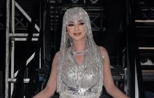 Cantiknya Dewi Perssik Pakai Gaun Beling-Beling dengan Gata Rambut Ala Ratu Cleopatra