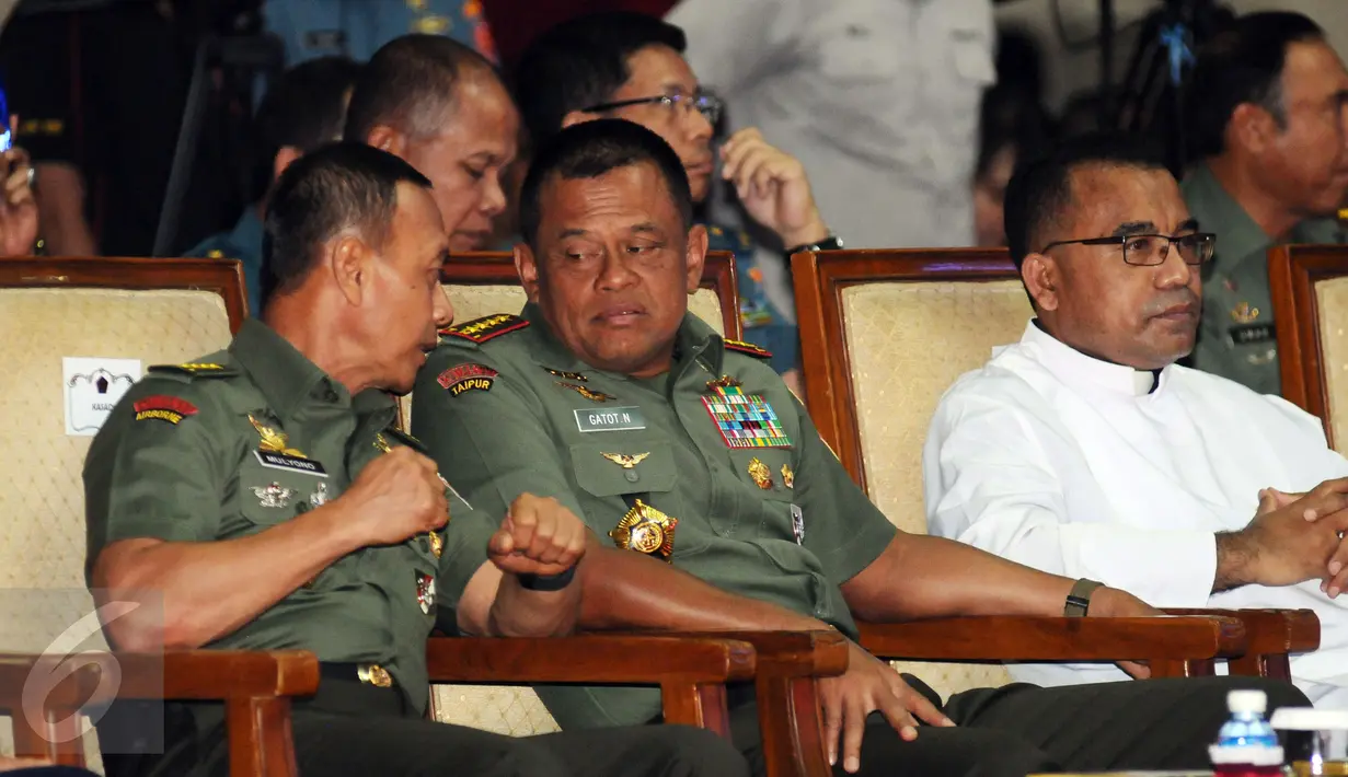 Panglima TNI, Jenderal TNI Gatot Nurmantyo (tengah) berbincang KSAD, Jenderal TNI Mulyono pada Perayaan Natal Bersama di Mabes TNI, Jakarta, Kamis (7/1/2016). Gatot berpesan, dengan semangat Kasih TNI harus semakin solid. (Liputan6.com/Helmi Fithriansyah)