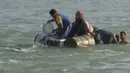 Warga Fallujah menggunakan drum untuk menyebrangi Sungai Eufrat agar bisa keluar dari kota yang digempur pasukan pemerintah Irak, 3 Juni 2016. ISIS kerap menggunakan ratusan keluarga di Fallujah sebagai perisai manusia dalam pertempuran. (REUTERS TV)