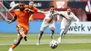 Pemain depan timnas Belanda, Memphis Depay melakukan tendangan dan mencetak gol dalam pertandingan uji coba jelang Piala Eropa 2020 melawan Georgia di De Grolsch Veste, Minggu (6/6/2021). Belanda menang meyakinkan 3-0. (MAURICE VAN STEEN / AFP)