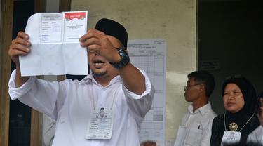 Ilustrasi – petugas KPPS menghitung suara di TPS. (Liputan6.com/Muhamad Ridlo)