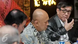 Menkumham Yasonna Laoly menggelar diskusi Focus Group Discussion (FGD) dengan sejumlah pakar hukum di Bogor, Jawa Barat, Rabu (26/10) malam. Forum itu bertujuan untuk menyusun program dan strategi reformasi regulasi. (Liputan6.com/Yoppy Renato)