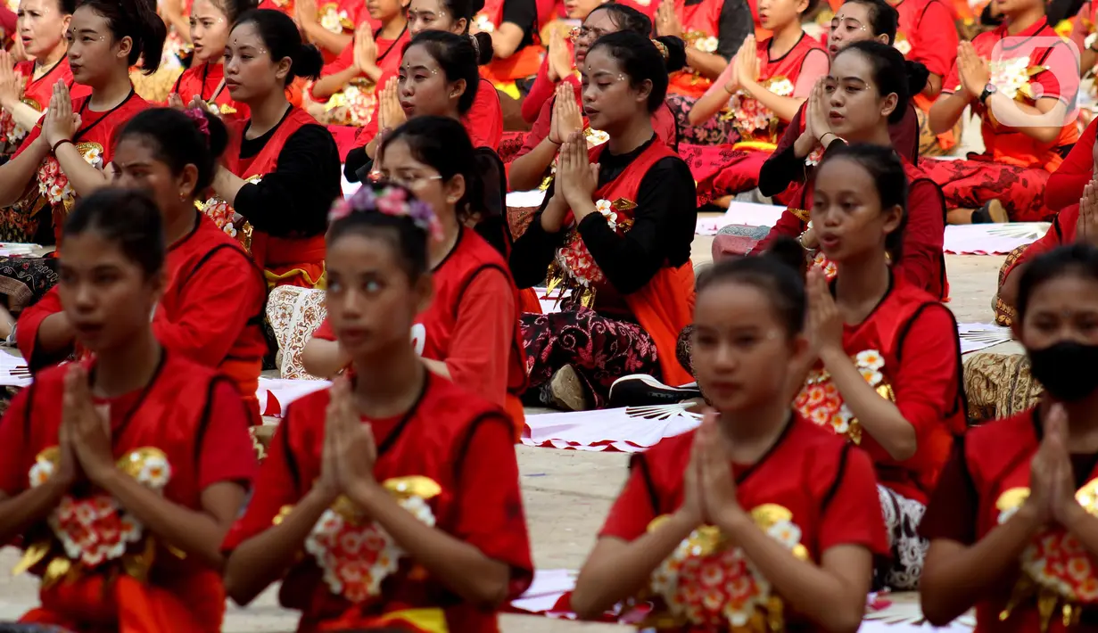 Ribuan penari itu juga melantunkan sebuah lirik lagu dengan kompak. "Nusantara, negara
pusaka," teriak para penari. (Liputan6.com/Helmi Fithriansyah)