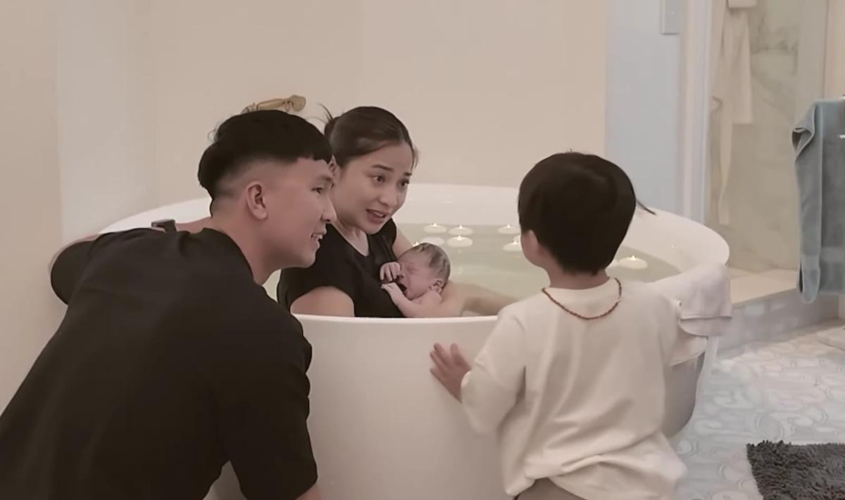 7 Potret Baby Issa saat Pertama Bertemu Sang Adik 'Dudung', Penuh Kebahagiaan dan Cinta
