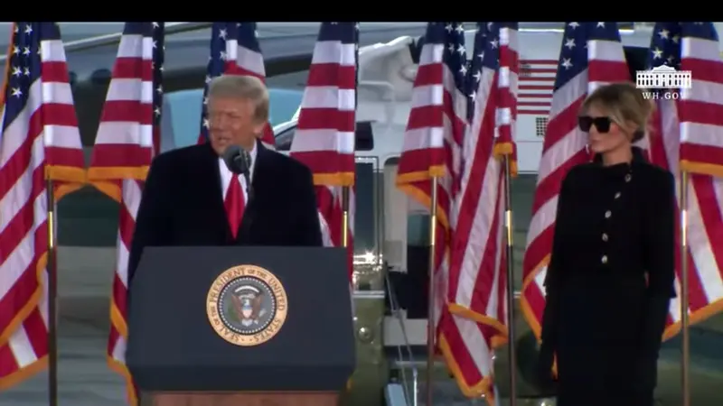 Momen ketika Donald Trump menyampaikan pidato terakhirnya sebagai presiden AS, didampingi oleh Ibu Negara Melania Trump.