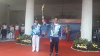 Gubernur DKI Jakarta, Anies Baswedan saat mengangkat obor Asian Para Games 2018 di Balaikota (Liputan6.com/Luthfie Febrianto)
