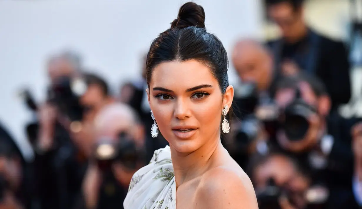 Kendall Jenner saat itu terlihat cantik dengan rambut yang dikuncir.  (twitter/kendalljenner)