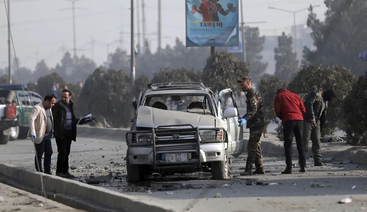 Petugas keamanan memeriksa lokasi serangan bom di Kabul, Afghanistan, Selasa (2/2/2021).  Sebuah bom pinggir jalan meledak Selasa di ibu kota Kabul, menewaskan dua orang dan melukai beberapa orang.  (AP Photo/Rahmat Gul)