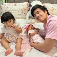 Potret Ameena bersama Baby Azura dan Atta Halilintar sehabis mandi (Sumber: Instagram/attahalilintar dan Instagram/azuraatta)