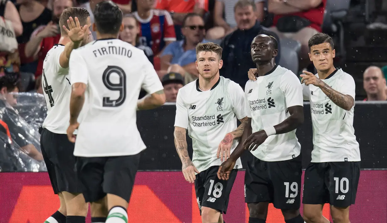 Penyerang Liverpool, Sadio Mane (kedua kanan) melakukan selebrasi bersama rekan-rekannya usai mencetak gol ke gawang Bayern Munchen di semifinal Audi Cup di Allianz Arena di Munich, Jerman (1/8). Liverpool menang 3-0 atas Munchen. (Sven Hoppe/dpa via AP)