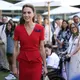 Princess of Wales hadir di Royal Box Wimbledon 2026 dalam gaun merah Roland Mouret, dilengkapi tas Tusting, pumps Gianvito Rossi, serta perhiasan ruby (Photo by Andrew Matthews / POOL / AFP)