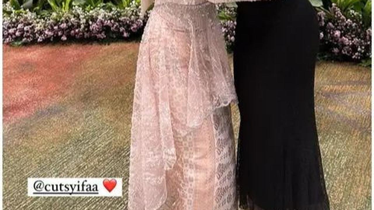 Cut Syifa juga terlihat akrab dengan Angela Gilsha, yang pernah berkolaborasi dalam satu sinetron, yakni "Samudra Cinta."