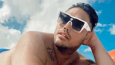 Ivan Gunawan saat menikmati waktu senggangnya dengan berenang di pantai Bali. (Instagram @ivan_gunawan)
