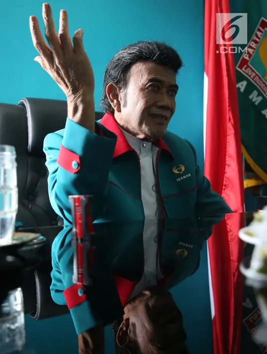 Ketua Umum Partai Idaman Rhoma Irama menjawab pertanyaan wartawan di Kantor DPP Partai Idaman, Jakarta, Selasa (16/1). Partai Idaman akan memperjuangankan hak politiknya pascadinyatakan tidak lolos verifikasi oleh Bawaslu. (Liputan6.com/JohanTallo)
