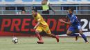 Gelandang Sriwijaya FC, Syahrian Abimanyu, menggiring bola saat melawan Persib Bandung pada laga Grup A Piala Presiden di Stadion GBLA, Bandung, Selasa (16/1/2018). Persib menang 1-0 atas Sriwijaya FC. (Bola.com/M Iqbal Ichsan)