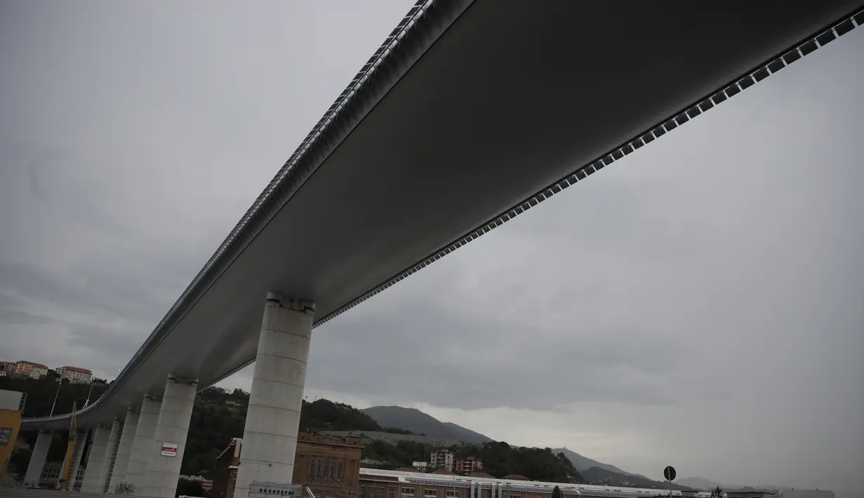 Pemandangan Jembatan Saint George Genoa baru di Genoa, Italia, Senin (3/8/2020). Jembatan tersebut dibangun untuk menggantikan viaduk yang ambruk dua tahun lalu dan menewaskan 43 orang. (Xinhua/Stringer)