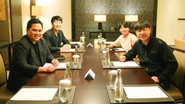 Ketua PSSI, Erick Thohir bersama pelatih Timnas Indonesia, Shin Tae-yong.