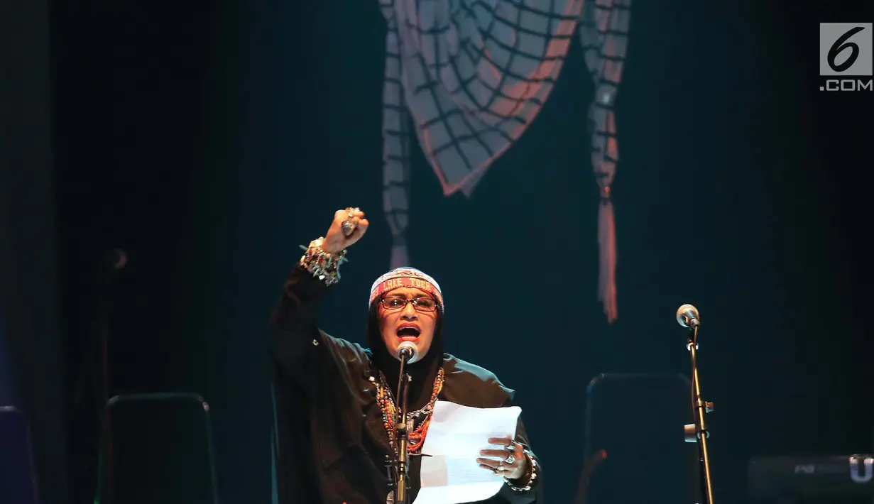 Musisi senior Renny Jayusman membacakan puisi dalam acara doa bersama untuk Palestina di Taman Ismail Marzuki, Jakarta, Kamis (24/8). Acara ini merupakan bentuk kemanusiaan, solidaritas dan rasa empati untuk Palestina (Liputan6.com/Angga Yuniar)