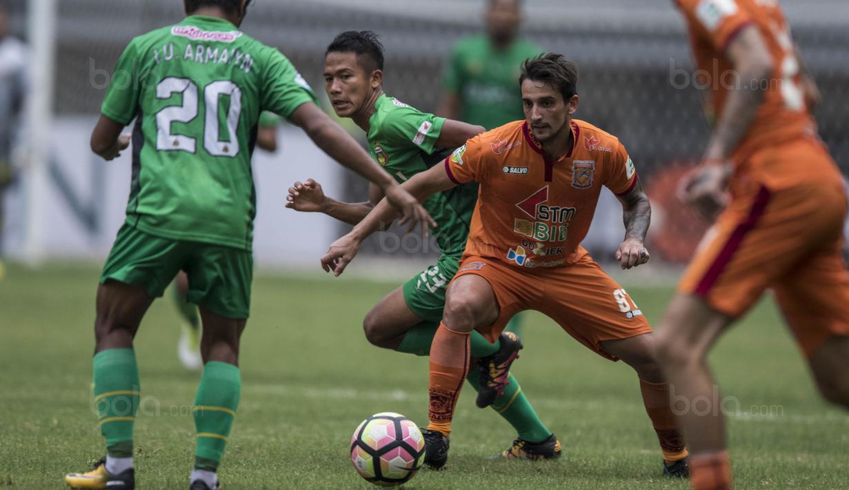 Gelandang Borneo FC, Flavio Junior, berusaha melewati kepungan pemain Bhayangkara FC pada laga Liga 1 Indonesia di Stadion Patriot, Bekasi, Rabu (20/9/2017). Bhayangkara menang 2-1 atas Borneo. (Bola.com/Vitalis Yogi Trisna)