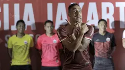 Ekspresi Jaimerson da Silva Xavier pada Launching Official Apparel di Springhill, Kemayoran, Jakarta (2/2/2018). Persija Jakarta menggandeng Specs sebagai penyuplai apparel Macan Kemayoran musim 2018/2019. (Bola.com/Nick Hanoatubun)