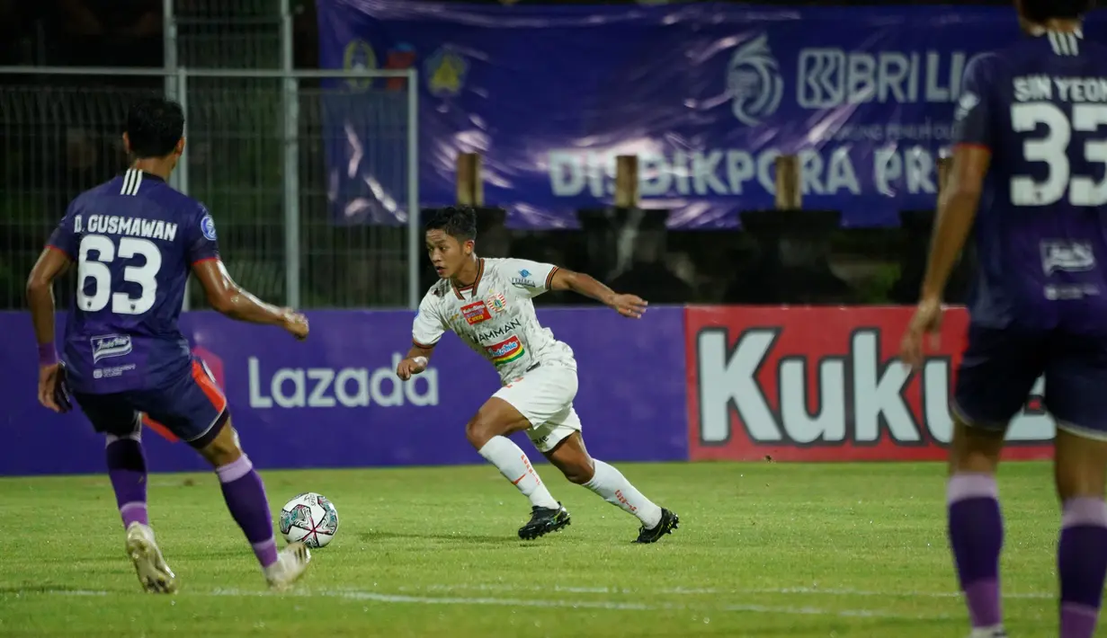 Persija dan Persita memulai laga dengan tempo cepat. Kedua tim saling membalas serangan dan menciptakan peluang. (Dok. Persija)