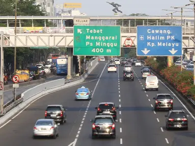 Kendaraan melintasi jalan protokol di Jakarta, Selasa (11/9). Libur tahun baru Islam yang dimanfaatkan warga Jakarta untuk berlibur menyebabkan kondisi lalu lintas Ibukota lebih lengang dibanding hari biasa. (Liputan6.com/Immanuel Antonius)