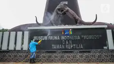 Petugas menyemprotkan cairan disinfektan di Taman Komodo TMII, Jakarta, Rabu (18/3/2020). Penyemprotan dilakukan untuk mengantisipasi penyebaran virus corona COVID-19. (Liputan6.com/Faizal Fanani)