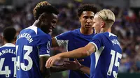Pemain Chelsea Nicolas Jackson (43) dan Mykhaylo Mudryk (15) merayakan setelah mencetak gol pada paruh kedua pertandingan persahabatan pramusim melawan Brighton & Hove Albion di Lincoln Financial Field, Philadelphia, Pennsylvania, Amerika Serikat, 22 Juli 2023. (Tim Nwachukwu/Getty Images/AFP)