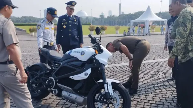 Motor gede bertenaga listrik Dinas Perhubungan (Dishub) DKI Jakarta untuk kegiatan patroli dan pengawalan (patwal) di Silang Monas, Jakarta Pusat, Senin (18/9/2023). (ANTARA/Siti Nurhaliza)