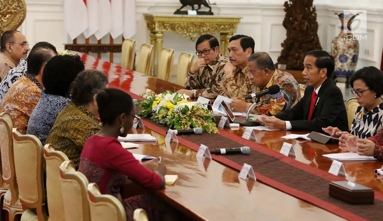 Presiden Jokowi didampingi sejumlah menteri melakukan pertemuan dengan Presiden Bank Dunia, Jim Yong Kim beserta delegasi di Istana Merdeka, Jakarta, Rabu (26/7). Pertemuan itu membahas prioritas pembangunan Indonesia.  (Liputan6.com/Angga Yuniar)