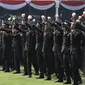 Sejumlah perwira remaja Polri meluapkan kegembiraan dengan membawa bunga usai mengikuti Upacara Prasetya Perwira (Praspa) TNI dan Polri angkatan 2019 di Istana Merdeka, Kamis (16/7/2019). Presiden Joko Widodo melantik 781 perwira TNI dan Polri di Halaman Istana. (Liputan6.com/Angga Yuniar)