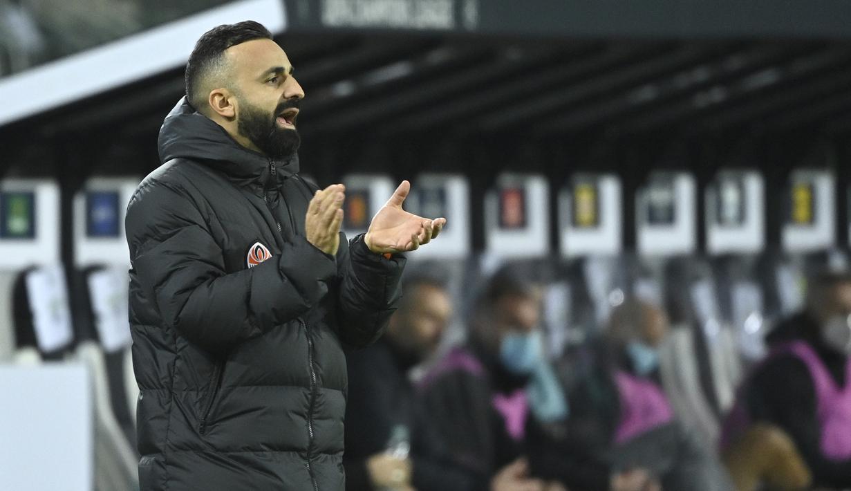 Asisten pelatih Shakhtar Donetsk, Vitor Jose Santos Severino, terus memberi semangat para pemainnya dalam laga lanjutan Liga Champions 2020/21 Grup B melawan Borussia Moenchengladbach di Moenchengladbach, Jerman, Kamis (26/11/2020). Shakhtar kalah 0-4 dari Gladbach. (AFP/Ina Fassbender)
