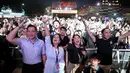 Annisa Pohan turut hadir bersama sang suami AHY. Keduanya kompak mengenakan busana nuansa biru muda. Annisa Pohan dengan shirt dress-nya, sementara AHY dengan long shirt-nya. [@agusyudhoyono].