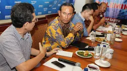Wakil Ketua Komisi VII DPR RI Fraksi Golkar Satya W Yudha (kedua kiri) berbincang dengan Direktur Eksekutif Iress, Marwan Batubara disela diskusi bertajuk "Kontroversi Cilamaya" di Jakarta, Sabtu (28/3/2015). (Liputan6.com/Helmi Afandi)