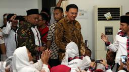 Cagub DKI Jakarta, Basuki Tjahaja Purnama (tengah) saat menghadiri peringatan Maulid Nabi Muhammad SAW 1438H di Jakarta, Minggu (15/1). Kedatangan Ahok disambut ratusan anggota Relawan Nusantara. (Liputan6.com/Helmi Fithriansyah)