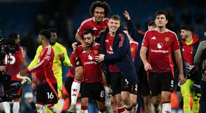 Pemain Manchester United, Bruno Fernandes (kedua kiri) bersama Joshua Zirkzee (tengah) dan Rasmus Hojlund (kedua kanan) melakukan selebrasi usai pertandingan sepak bola Liga Premier Inggris melawan Manchester City di Stadion Etihad, Manchester, Inggris, pada 15 Desember 2024. (Paul ELLIS/AFP)