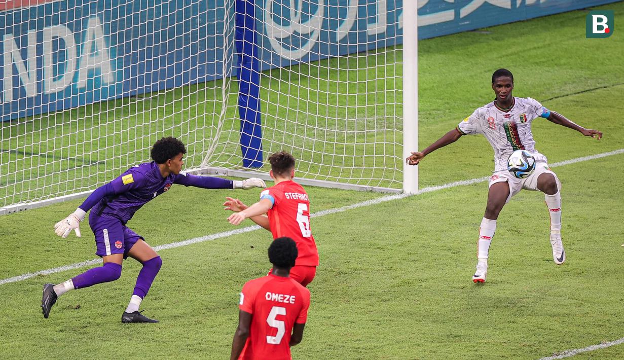 <p>Pemain Timnas Mali U-17,&nbsp;Ibrahim Diarra (kanan),&nbsp;menendang bola dan berhasil menjebol gawang Timnas Kanada U-17 dalam pertandingan Grup B Piala Dunia U-17 2023 yang berlangsung di Stadion Gelora Bung Tomo, Surabaya, Kamis (16/11/2023). (Bola.com/Bagaskara Lazuardi)</p>