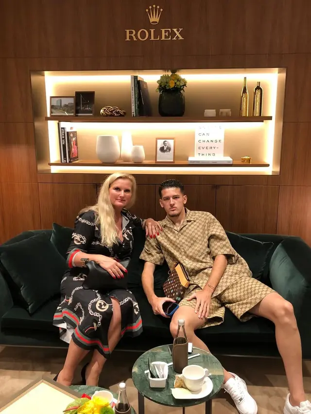 6 Potret Justin Hubner dan Ibunda, Sang Ibu Disebut Mirip Taylor Swift