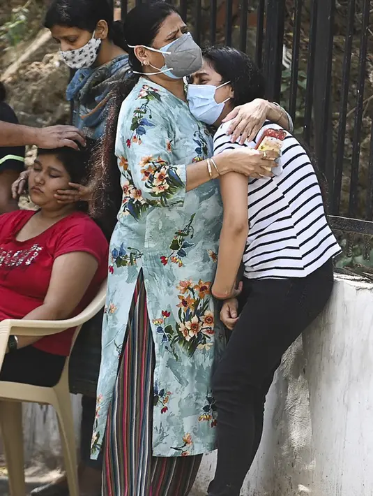 Kerabat meratapi orang yang mereka cintai meninggal karena COVID-19 di luar kamar mayat di New Delhi, India, Senin (24/5/2021). Kematian akibat COVID-19 di India telah menembus 300 ribu orang. (Money SHARMA/AFP)