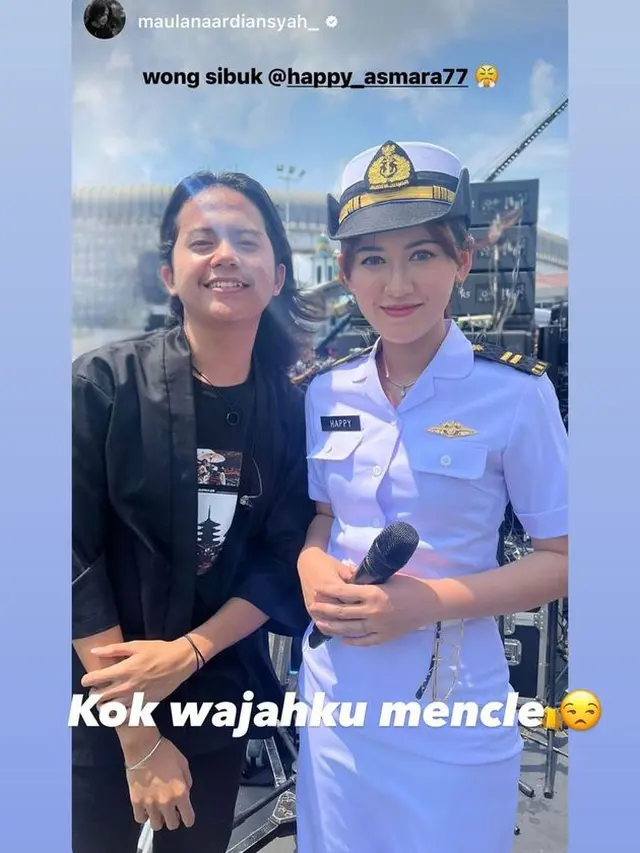 6 Potret Happy Asmara Manggung Pakai Kostum ala TNI AL, Curi Perhatian