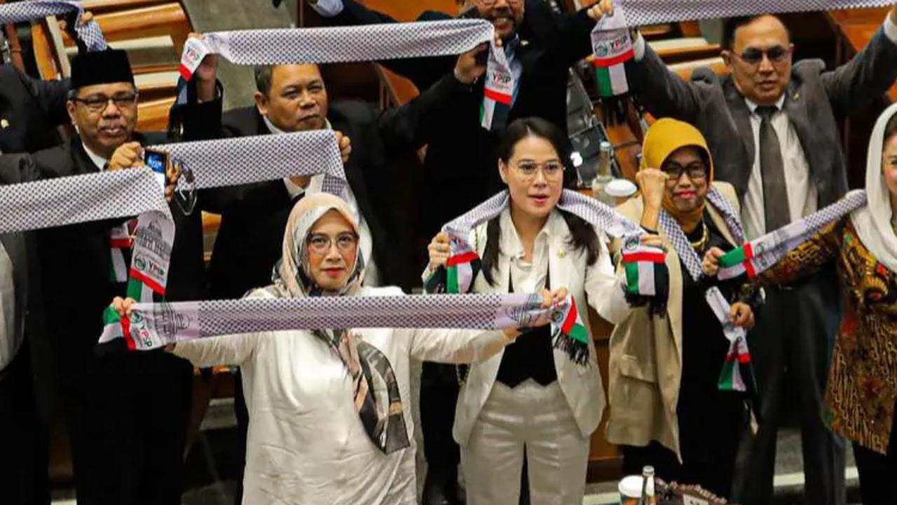 Para anggota membentangkan syal Palestina sebelum rapat paripurna pembukaan ke-8 masa persidangan II Tahun 2023-2024 di Gedung Nusantara II.