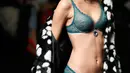 Model berpose memperagakan pakaian dalam Peach John bertema Autumn/Winter 2016 selama Tokyo Fashion Week di Tokyo, Jepang (15/3/2016). (REUTERS/Toru Hanai)